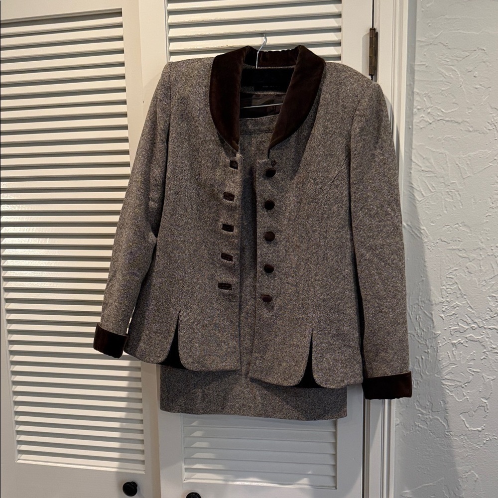 Gorgeous women’s tweed/velvet suit with classic high end details